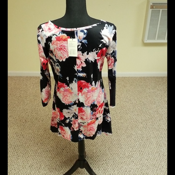 Xuerry Women's Top. Size L. Black with Flowers - Picture 2 of 4